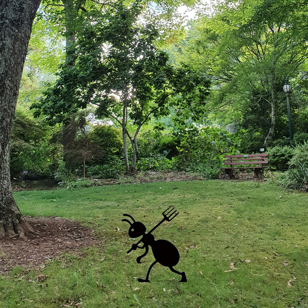 Spooky & Festive Iron Ant Garden Decor - Halloween & Christmas Outdoor