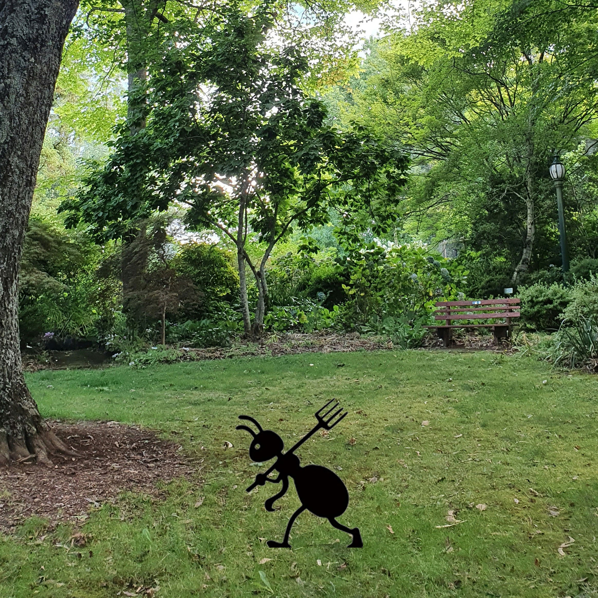 Spooky & Festive Iron Ant Garden Decor - Halloween & Christmas Outdoor