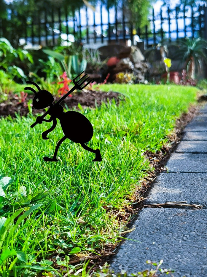 Spooky & Festive Iron Ant Garden Decor - Halloween & Christmas Outdoor